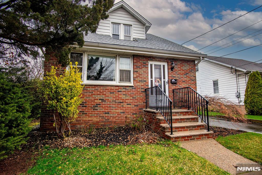 40 Coles Avenue, Hackensack, New Jersey - 4 Bedrooms  
3 Bathrooms  
9 Rooms - 