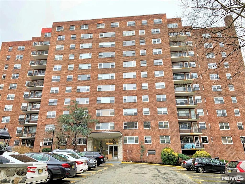 700 Boulevard 1A, Weehawken, New Jersey - 2 Bedrooms  
2 Bathrooms  
4 Rooms - 