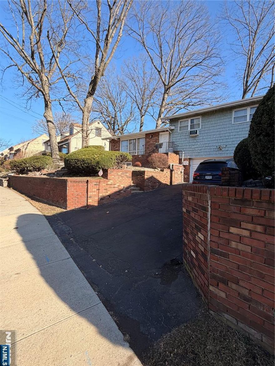 IDEAL FOR BUILDERS, CURRENTLY A SINGLE FAMILY HOUSE SITTING ON A 5300 SQFT LOT.ZONED (R2) WITH THE POTENTIAL OF A DUPLEX BUILD. PROPERTY WILL BE DELIVERED VACANT AT CLOSING.