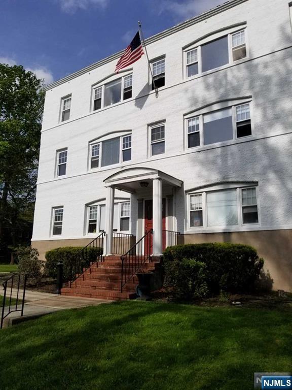 Rental Property at 68 Magnolia 4, Hillsdale, New Jersey - Bedrooms: 1 
Bathrooms: 1 
Rooms: 3  - $1,750 MO.