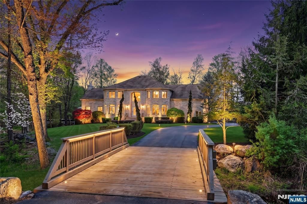 Photo of 9 Heller Court, Mahwah, NJ 07430 (MLS # 26015188)