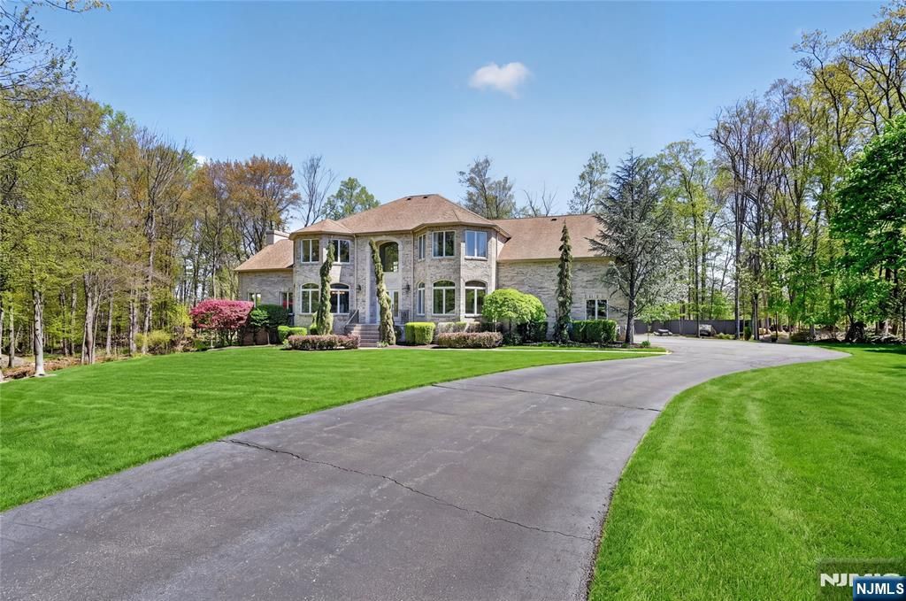Photo of 9 Heller Court, Mahwah, NJ 07430 (MLS # 26015188)