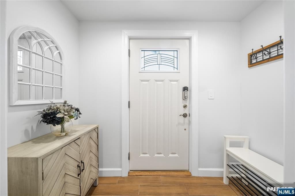 Photo of 322 E Midland Avenue, Paramus, NJ 07652 (MLS # 25042015)