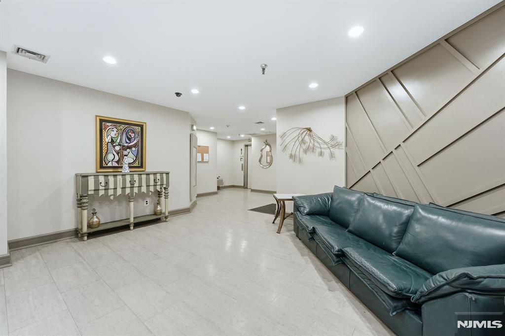 320 Anderson Avenue 1B