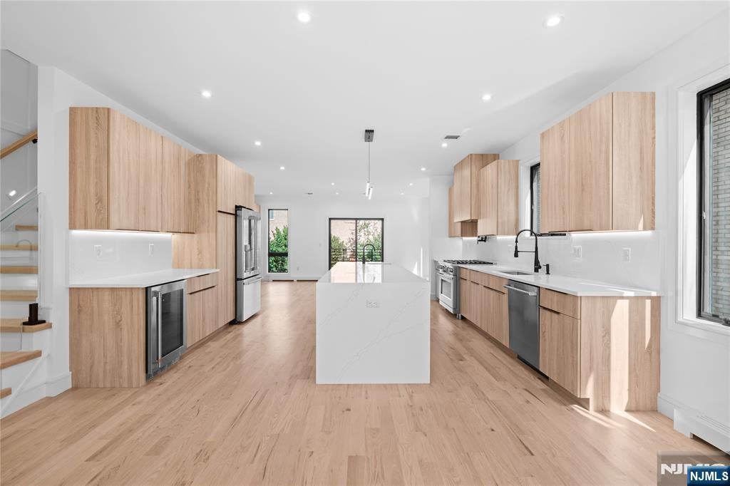 465B 1st Street