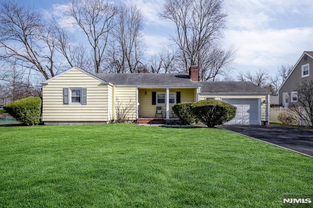 Photo of 704 Evans Street, Paramus, NJ 07652 (MLS # 26006744)