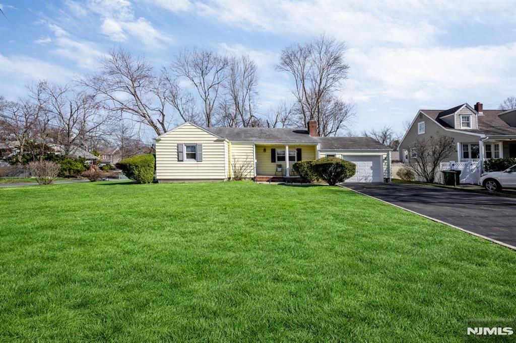 Photo of 704 Evans Street, Paramus, NJ 07652 (MLS # 26006744)