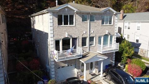 Photo of 696 Undercliff, Edgewater, NJ 07020 (MLS # 26020081)
