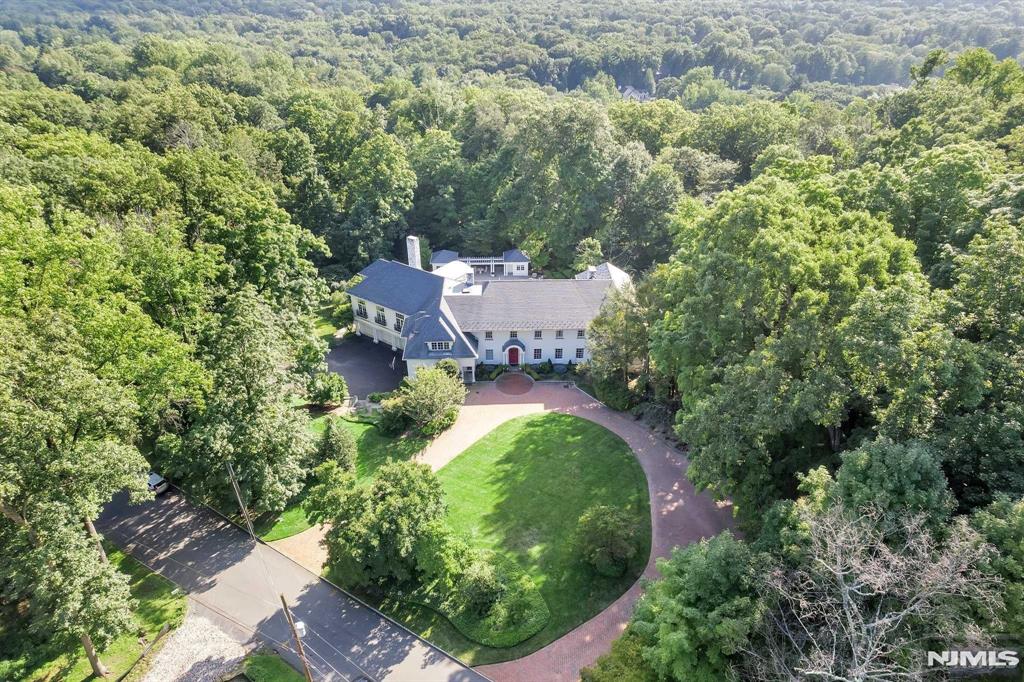 11 Woodfield Lane, Saddle River, New Jersey - 6 Bedrooms  
8.5 Bathrooms  
18 Rooms - 