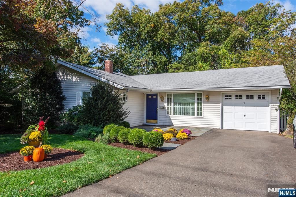 Photo of 9 Roseland Avenue, Roseland, NJ 07068 (MLS # 25036637)