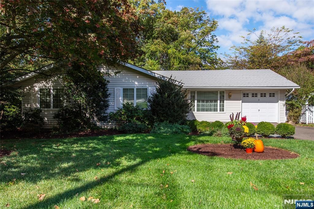 Photo of 9 Roseland Avenue, Roseland, NJ 07068 (MLS # 25036637)