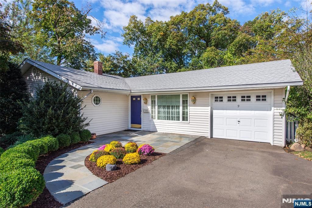 Photo of 9 Roseland Avenue, Roseland, NJ 07068 (MLS # 25036637)