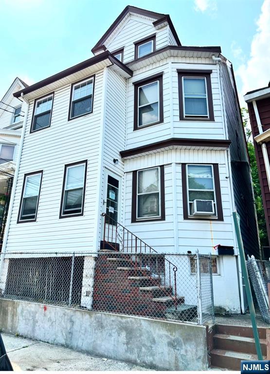 243 N 4th Street, Paterson, New Jersey - 5 Bedrooms  
2 Bathrooms  
10 Rooms - 