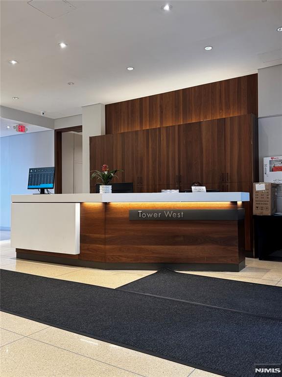 6050 Boulevard East 16J