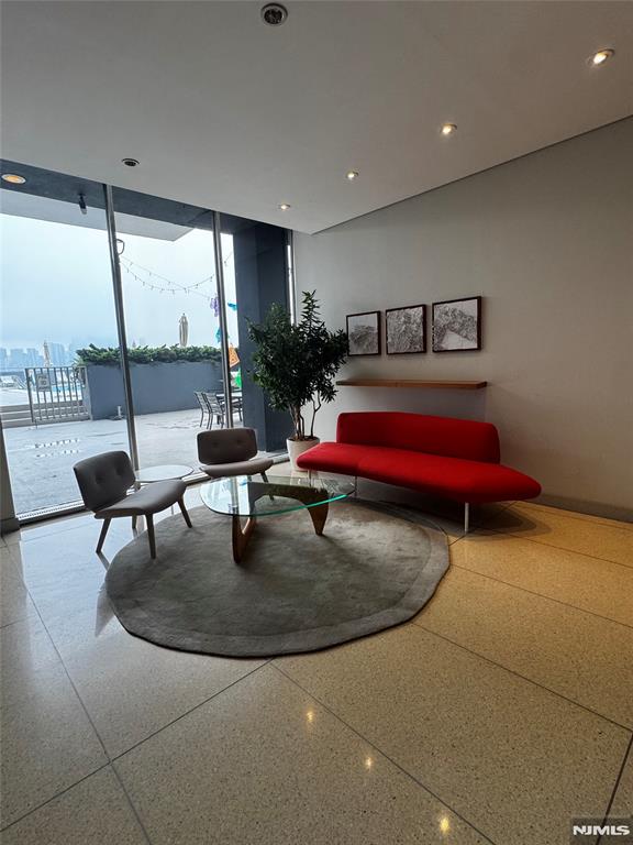 6050 Boulevard East 16J