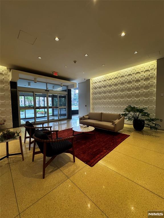 6050 Boulevard East 16J