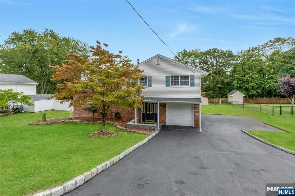 Photo of 415 Briarwood Lane, Northvale, NJ 07647 (MLS # 25034595)