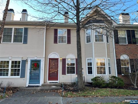 Photo of 2417 Stanhope Ct, Mahwah, NJ 07430 (MLS # 26016385)