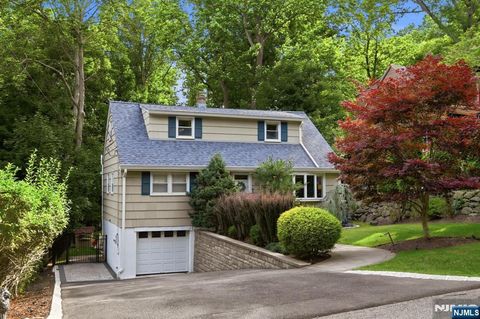 Photo of 49 Pawnee Avenue, Oakland, NJ 07436 (MLS # 26025005)