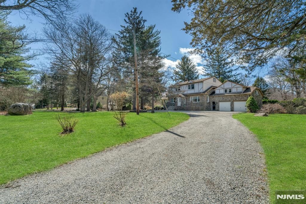 Photo of 506 Ewing Avenue, Franklin Lakes, NJ 07417 (MLS # 26006725)