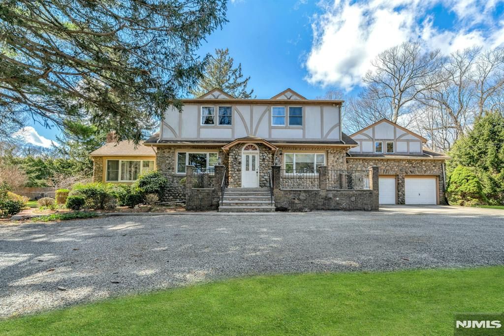 Photo of 506 Ewing Avenue, Franklin Lakes, NJ 07417 (MLS # 26006725)