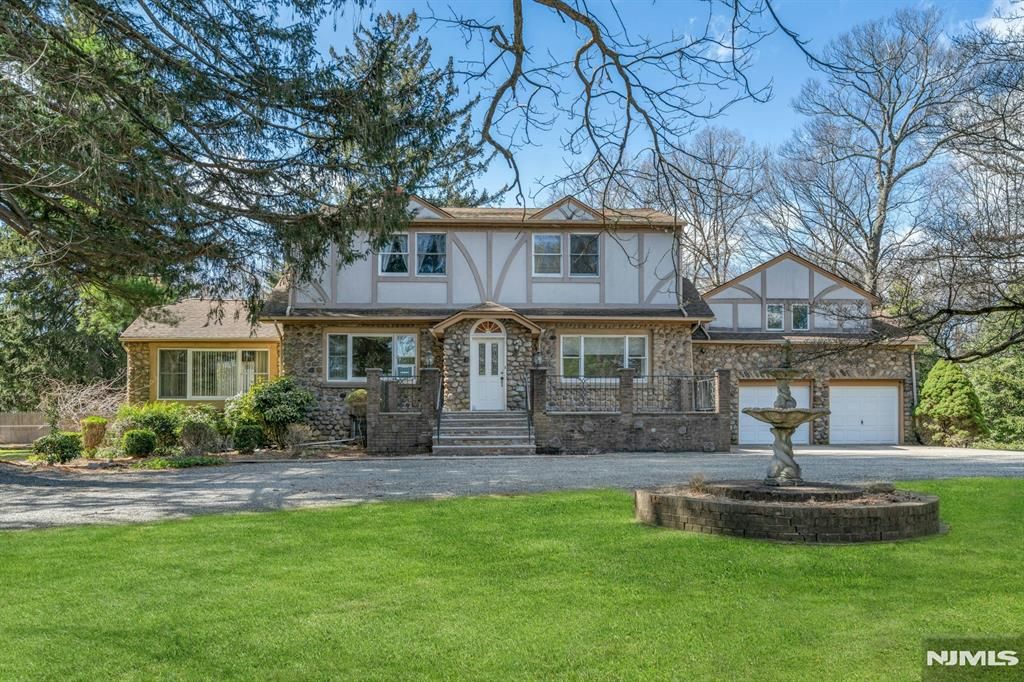 Photo of 506 Ewing Avenue, Franklin Lakes, NJ 07417 (MLS # 26006725)