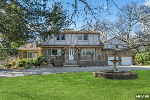 Photo of 506 Ewing Avenue, Franklin Lakes, NJ 07417 (MLS # 26006725)