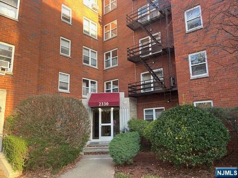 Photo of 2330 Linwood #4F, Fort Lee, NJ 07024 (MLS # 25040821)