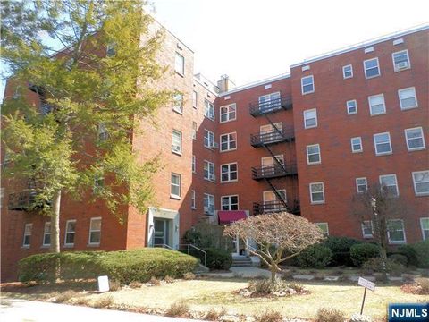 Photo of 2330 Linwood #4F, Fort Lee, NJ 07024 (MLS # 25040821)