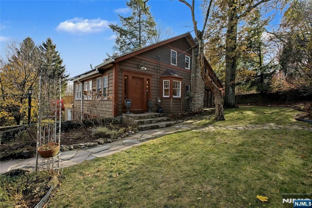 Photo of 9 Winding Way, Woodcliff Lake, NJ 07677 (MLS # 25033152)