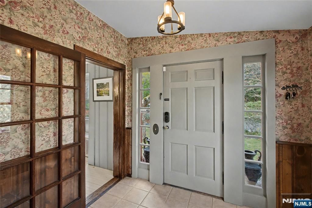 Photo of 9 Winding Way, Woodcliff Lake, NJ 07677 (MLS # 25033152)