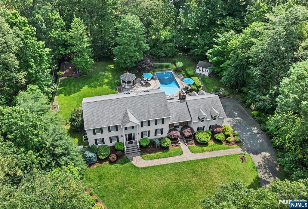 Property for Sale at 8 Fieldstone Drive, Kinnelon Borough, New Jersey - Bedrooms: 4 
Bathrooms: 3 
Rooms: 12  - $1,075,000