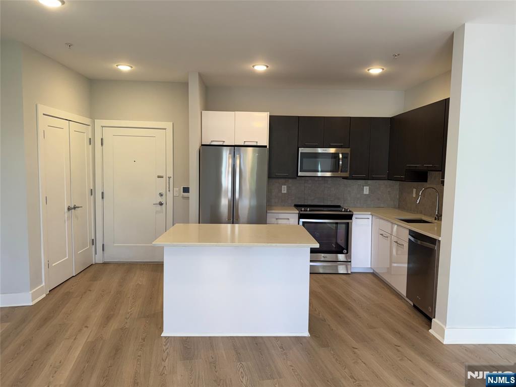 2150 N Central Rd 311, Fort Lee, New Jersey - 1 Bedrooms  
1 Bathrooms  
4 Rooms - 