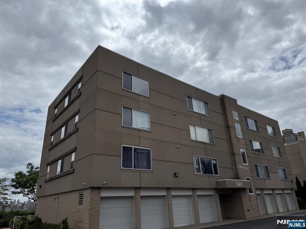 Rental Property at 7400 Boulevard East 2C, North Bergen, New Jersey - Bedrooms: 3 
Bathrooms: 2 
Rooms: 7  - $4,250 MO.