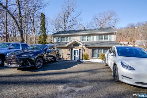 Photo of 287 Skyline Lake Dr, Ringwood, NJ 07456 (MLS # 26001030)