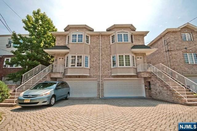 406 Highland Ave, Palisades Park, New Jersey - 3 Bedrooms  
4 Bathrooms  
8 Rooms - 