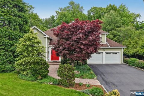 Photo of 128 Rutherford Road, Mahwah, NJ 07430 (MLS # 26012800)