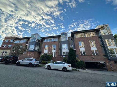 Photo of 255 Laird Ave #6, Cliffside Park, NJ 07010 (MLS # 26015113)