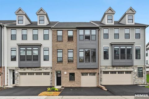Photo of 8 Cinnamon Dr, Upper Saddle River, NJ 07458 (MLS # 25020998)