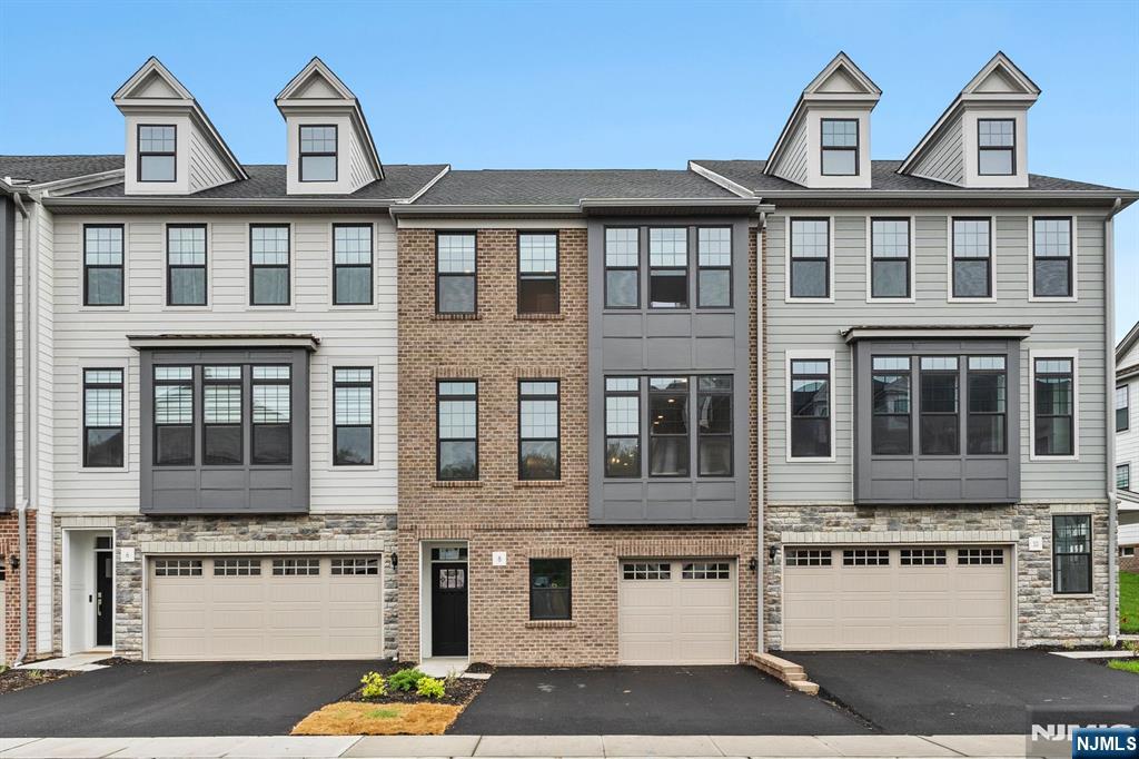 8 Cinnamon Dr, Upper Saddle River, New Jersey - 3 Bedrooms  
3.5 Bathrooms  
6 Rooms - 