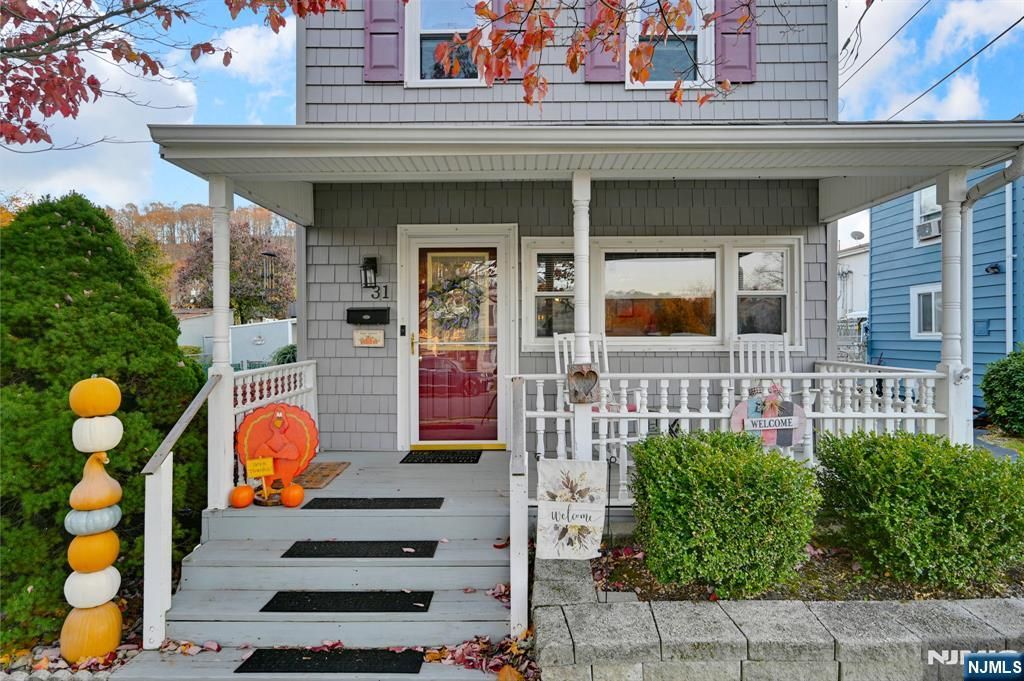 Photo of 31 Hamilton Street, Bloomingdale, NJ 07403 (MLS # 25040342)