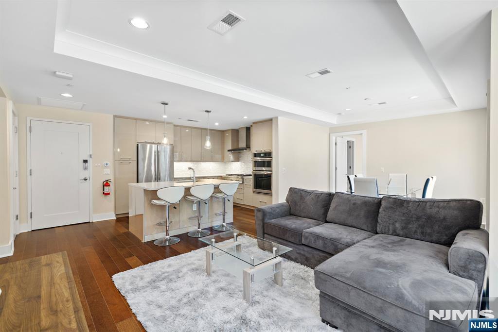 100 Eton Row 203