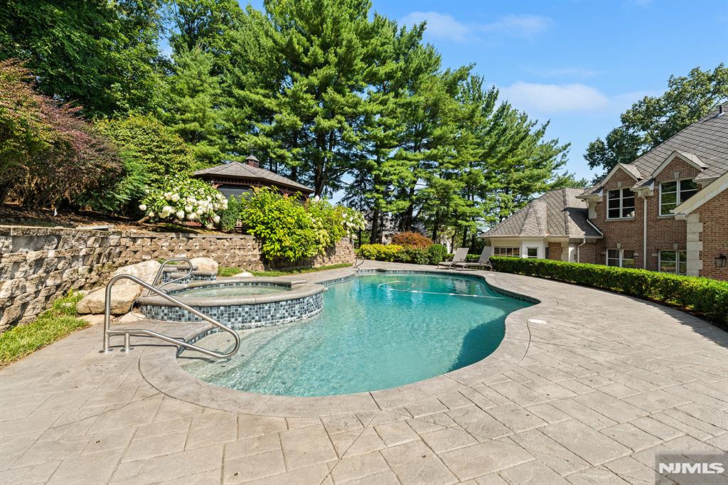 27 Shinnecock Trail