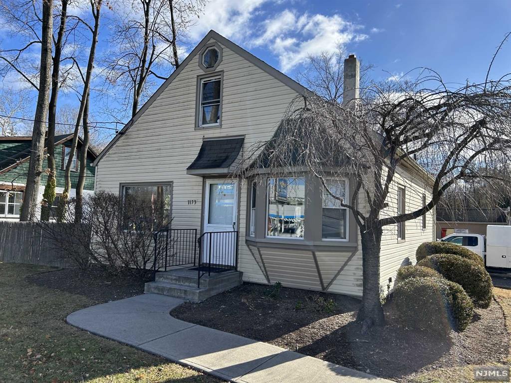 House rental on Goffle Road near Wyckoff/Ridgewood border. X-Large open living room/ dining room combination, kitchen, bedroom and full bath (sot). 2 floor has two additional spacious bedrooms in tandem. Full, unfinished basement. Off street parking for 2 cars.