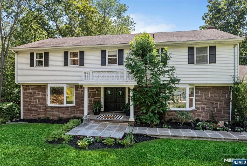 Photo of 910 Huron Road, Franklin Lakes, NJ 07417 (MLS # 25043479)