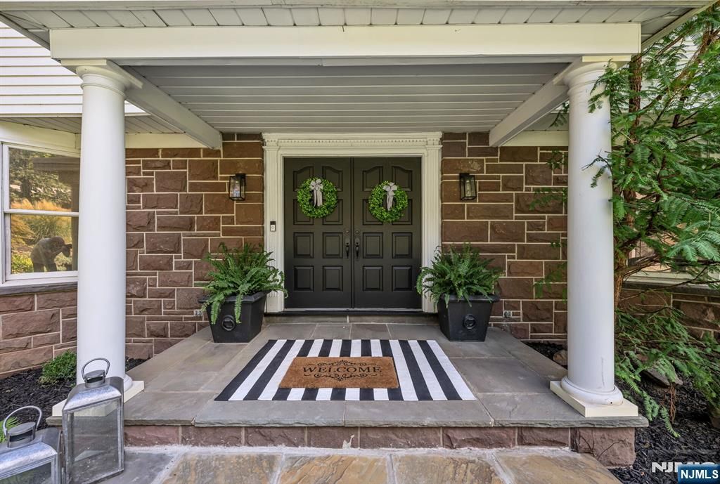 Photo of 910 Huron Road, Franklin Lakes, NJ 07417 (MLS # 25043479)