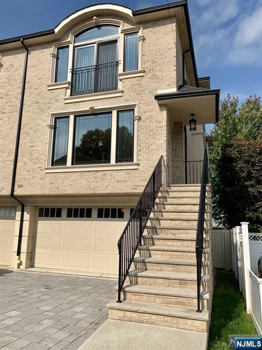 ALL BRICK DUPLEX LOCATED ON ROFF AVE...OVERSIZED MODERN DUPLEX WITH TERRIFIC LAYOUT, 9FT HIGH CEILINGS ON MAIN LEVEL, OPEN LIVING ROOM AND DINING ROOM LAYOUT WITH FIREPLACE AND WET BAR, MODERN EAT-IN KITCHEN WITH GE STAINLESS STEEL APPLIANCE PACKAGE, BREAKFAST AREA, AND DECK OFF OF REAR....MASTER BEDROOM WITH ARCHED CEILING AND JUILET BALCONY, SPA LIKE MASTER BATHROOM COMPLETE WITH GLASS ENCLOSED SHOWER STALL, DOUBLE VANITIES, AND JACUZZI TUB...GROUND LEVEL COMPLETE WITH 2 CAR GARAGE, FINISHED RECREATION ROOM WITH 12 FT CEILINGS, SIDE ENTRANCE, OFFICE OR 4TH BEDROOM AND FULL BATH... CLOSE TO ALL HIGHWAYS AND BROAD AVE FOR NYC TRANSPORTATION, DINING, AND SHOPPING. TENANT IS RESPONSIBLE FOR SNOW REMOVAL AND LANDSCAPING.