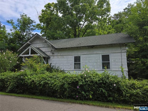 Photo of 2 Hewlett Road, Montville Township, NJ 07082 (MLS # 26031617)