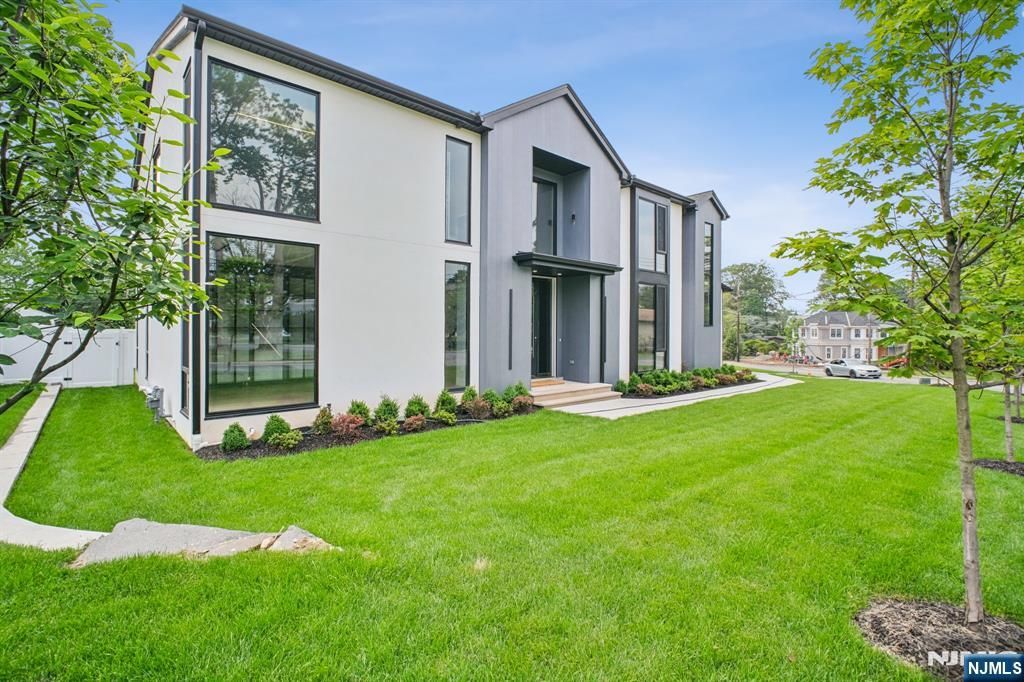 Photo of 2 Connor Drive, Englewood Cliffs, NJ 07632 (MLS # 25034111)