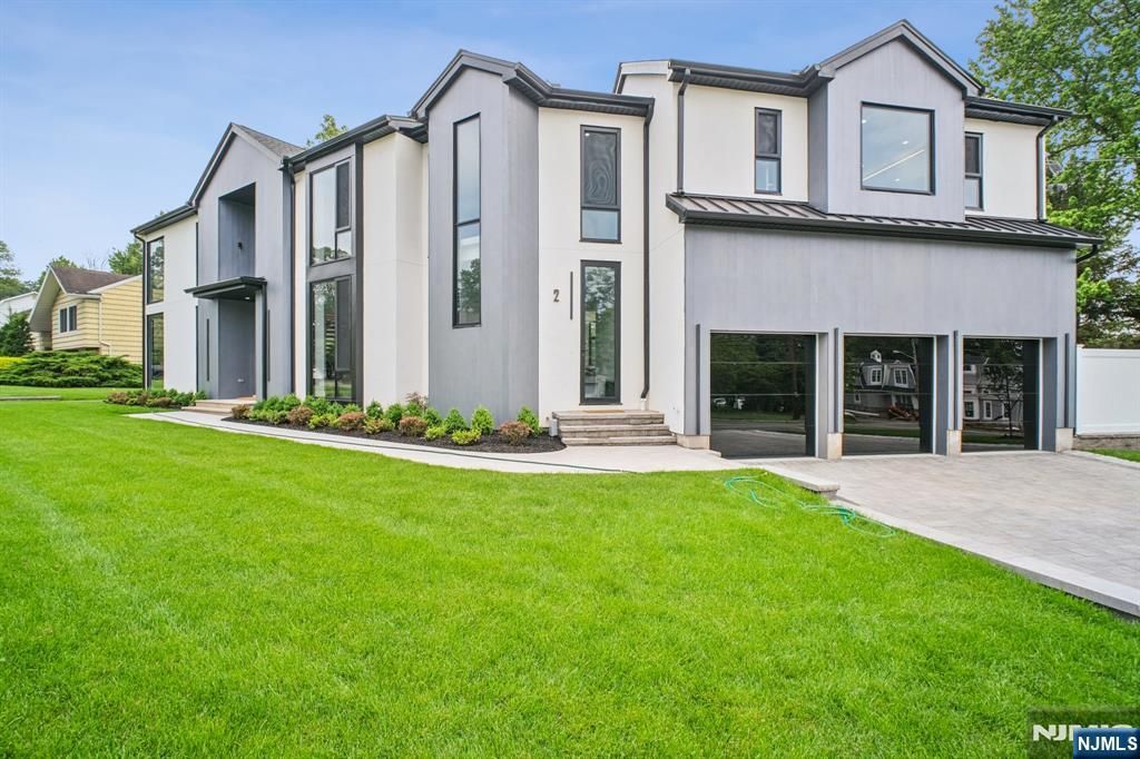 Photo of 2 Connor Drive, Englewood Cliffs, NJ 07632 (MLS # 25034111)